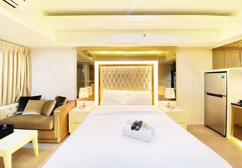 Bedroom Cozy Studio Room at Apartment Tamansari La Grande By Travelio