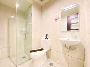 Toilet Kamar 4 Cozy Studio Room at Apartment Tamansari La Grande By Travelio