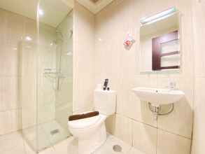 In-room Bathroom 4 Cozy Studio Room at Apartment Tamansari La Grande By Travelio