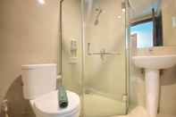 Toilet Kamar Spacious 2BR Apartment near BIP at El Royale By Travelio