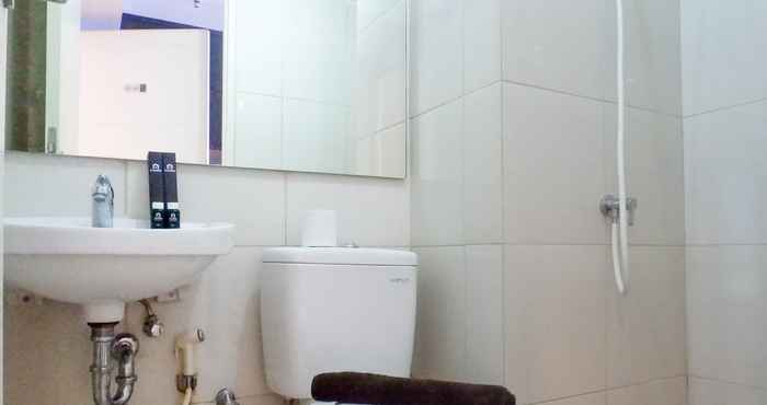 Toilet Kamar Exclusive and Comfy 2BR Apartment at Tanglin Supermall Mansion By Travelio