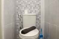 Toilet Kamar Nice Studio Apartment at Tokyo Riverside PIK 2 By Travelio