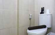 Toilet Kamar 3 Minimalist and Homey Studio Apartment Osaka Riverview PIK 2 By Travelio