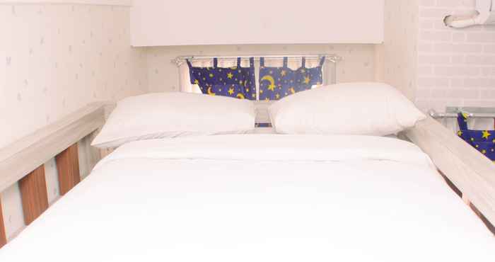 Bilik Tidur Comfy and Stunning Studio Apartment Transpark Juanda By Travelio