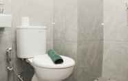 Toilet Kamar 2 Nice and Fancy Studio at Sayana Bekasi Apartment By Travelio