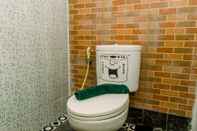 Toilet Kamar Cozy Stay Studio Room at Habitat Apartment By Travelio