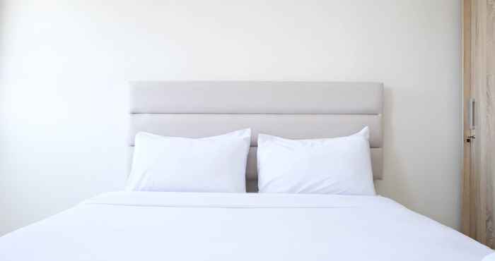 Kamar Tidur Comfy and Best Deal Studio at Puncak Kertajaya Apartment By Travelio