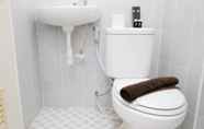 Toilet Kamar 4 Comfy and Best Deal Studio at Puncak Kertajaya Apartment By Travelio