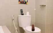 Toilet Kamar 4 Cozy and Big Studio at Azalea Suites Apartment By Travelio