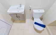 Toilet Kamar 6 Nice and Elegant 2BR Apartment at M-Town Residence near Mall By Travelio