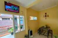 Bar, Kafe, dan Lounge Sierra : 3 Bedroom Homestay Malang