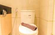 Toilet Kamar 4 Well Appointed 2BR Apartment at Brooklyn Alam Sutera By Travelio