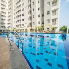Swimming Pool 1 ห้องนั่งเล่นแสนสบาย 1BR ที่ Parahyangan Residence Apartment By Travelio, โรงแรม & ที่พัก Liberta Physio