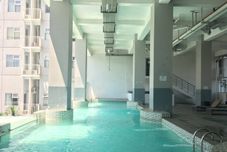 Swimming Pool Homey Studio Room at Harvard Jatinangor Apartment By Travelio