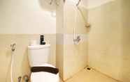 Toilet Kamar 4 Homey Studio Room at Harvard Jatinangor Apartment By Travelio