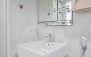 Toilet Kamar 7 Spacious 3BR at Apartment Green Central City Glodok By Travelio