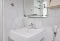 In-room Bathroom 7 Spacious 3BR at Apartment Green Central City Glodok By Travelio