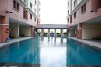 Kolam Renang Comfy 2BR at Apartment Gajah Mada Mediterania By Travelio