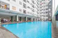 สระว่ายน้ำ Homey 2BR at Apartment Mekarwangi Square Cibaduyut By Travelio