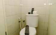 Toilet Kamar 5 Comfort and Cozy Studio Room at Poris 88 Apartment By Travelio