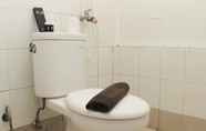 In-room Bathroom 6 Tranquil and Comfy 2BR Bassura City Apartment near Mall By Travelio