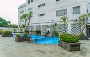 Swimming Pool 6 Comfort Stay Studio Room Apartment at Margonda Residence 3 By Travelio