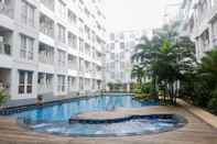 Kolam Renang Minimalist and Comfort 2BR at Skylounge Tamansari Apartment By Travelio