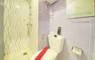 ห้องน้ำภายในห้อง 4 1BR Homey at Jarrdin Cihampelas Apartment By Travelio