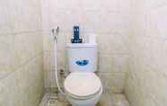 Toilet Kamar 5 Comfort 2BR Apartment at Menara Kebon Jeruk By Travelio