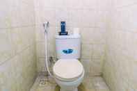 Toilet Kamar Comfort 2BR Apartment at Menara Kebon Jeruk By Travelio