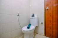 Toilet Kamar Comfort 2BR Apartment at Bogor Mansion By Travelio