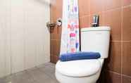 Toilet Kamar 6 Minimalist and Comfort 1BR at Atlanta Residences By Travelio