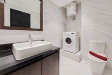 Bilik Mandi dalam Bilik Comfort and Nice 1BR at Branz BSD City Apartment By Travelio