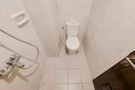 Toilet Kamar Tidy and Modern Studio Serpong Garden Apartment By Travelio