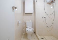 Bilik Mandi dalam Bilik 5 Restful and Warm Studio at Springlake Summarecon Apartment By Travelio