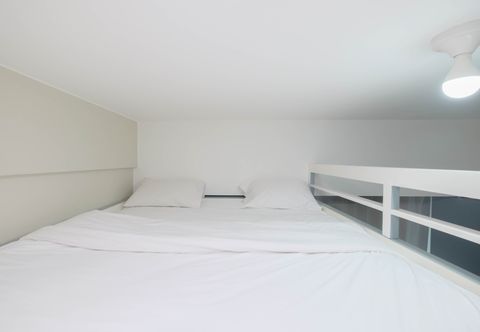 Bilik Tidur Restful and Warm Studio at Springlake Summarecon Apartment By Travelio