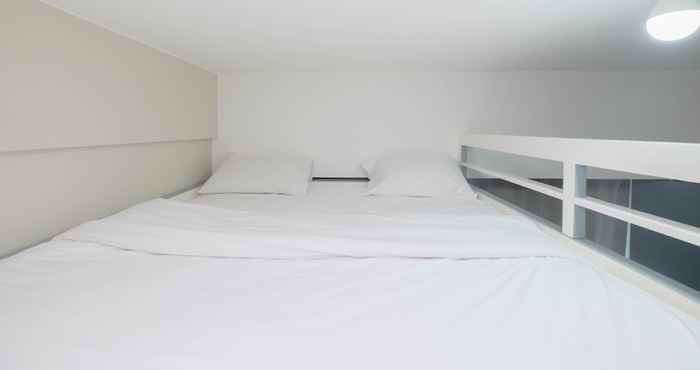 Kamar Tidur Restful and Warm Studio at Springlake Summarecon Apartment By Travelio