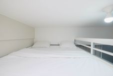 Bilik Tidur Restful and Warm Studio at Springlake Summarecon Apartment By Travelio