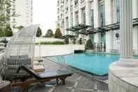 Kolam Renang Exclusive 2BR Apartment at The Bellezza with City View By Travelio
