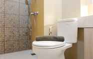 Toilet Kamar 6 Fully Furnished with Cozy Studio Apartment at GP Plaza By Travelio