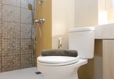 In-room Bathroom 6 Fully Furnished with Cozy Studio Apartment at GP Plaza By Travelio