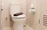 Toilet Kamar 6 Cozy and Warm Studio at Grand Kamala Lagoon Apartment By Travelio