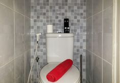 Bilik Mandi dalam Bilik 5 Comfortable and Minimalist Studio Apartment Tokyo Riverside PIK 2 By Travelio