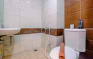 Toilet Kamar 5 Comfort Studio Apartment at Margonda Residence 3 By Travelio