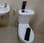 Toilet Kamar 4 Minimalist Cozy Studio Apartment at Bale Hinggil By Travelio