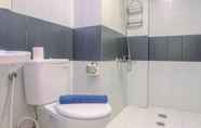 Toilet Kamar 7 Comfort 2BR Apartment at Cinere Bellevue Suites By Travelio