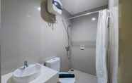 ห้องน้ำภายในห้อง 5 Comfort 1BR at Tree Park City BSD Apartment By Travelio