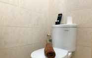 Toilet Kamar 6 Cozy Studio Apartment at Park View Condominium By Travelio