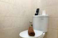 Toilet Kamar Cozy Studio Apartment at Park View Condominium By Travelio