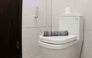 Toilet Kamar 6 Comfy and Best Choice Studio Apartment Eastern Green LRT City By Travelio